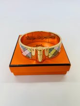 Load image into Gallery viewer, Hermès Charniere  L Bolduc Au Carr Bracelet Size M