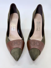 Load image into Gallery viewer, Salvatore Ferragamo Logo Pumps Size 8 1/2