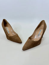Load image into Gallery viewer, Manolo Blahnik Beige BB 90 Pump Size 36