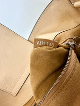 Load image into Gallery viewer, Louis Vuitton Monogram Very Hobo MM Bag