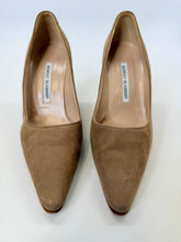 Load image into Gallery viewer, Manolo Blahnik Beige BB 90 Pump Size 36