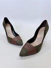 Load image into Gallery viewer, Salvatore Ferragamo Logo Pumps Size 8 1/2