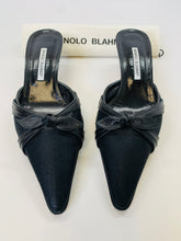 Load image into Gallery viewer, Manolo Blahnik Black Slides Size 42