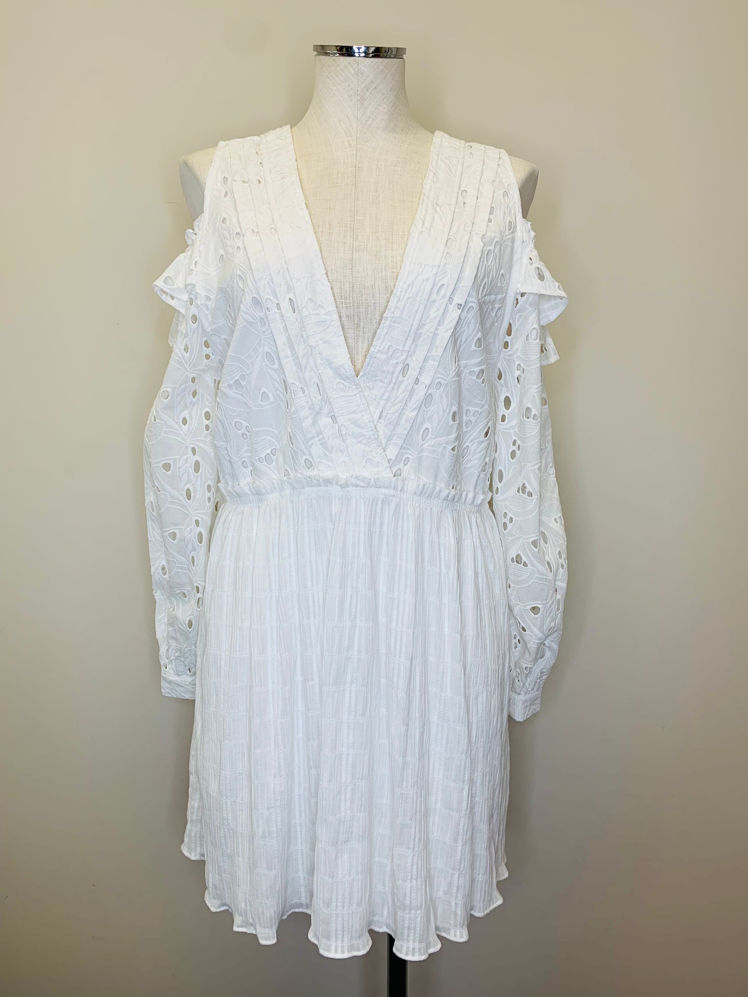 iro white lace dress White Iro and Fitted Buba , White Lace Wrapper and Blouse , African Women Clothing, Women Fashion Dresses , African Women Wear, Women Lace