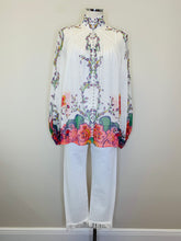 Load image into Gallery viewer, 3 x 1 NWT White Bianca Crop Fringe Jean Size 25