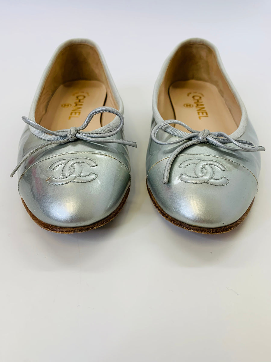 CHANEL Grey Patent Leather Ballerina Flats Size 37 – JDEX Styles