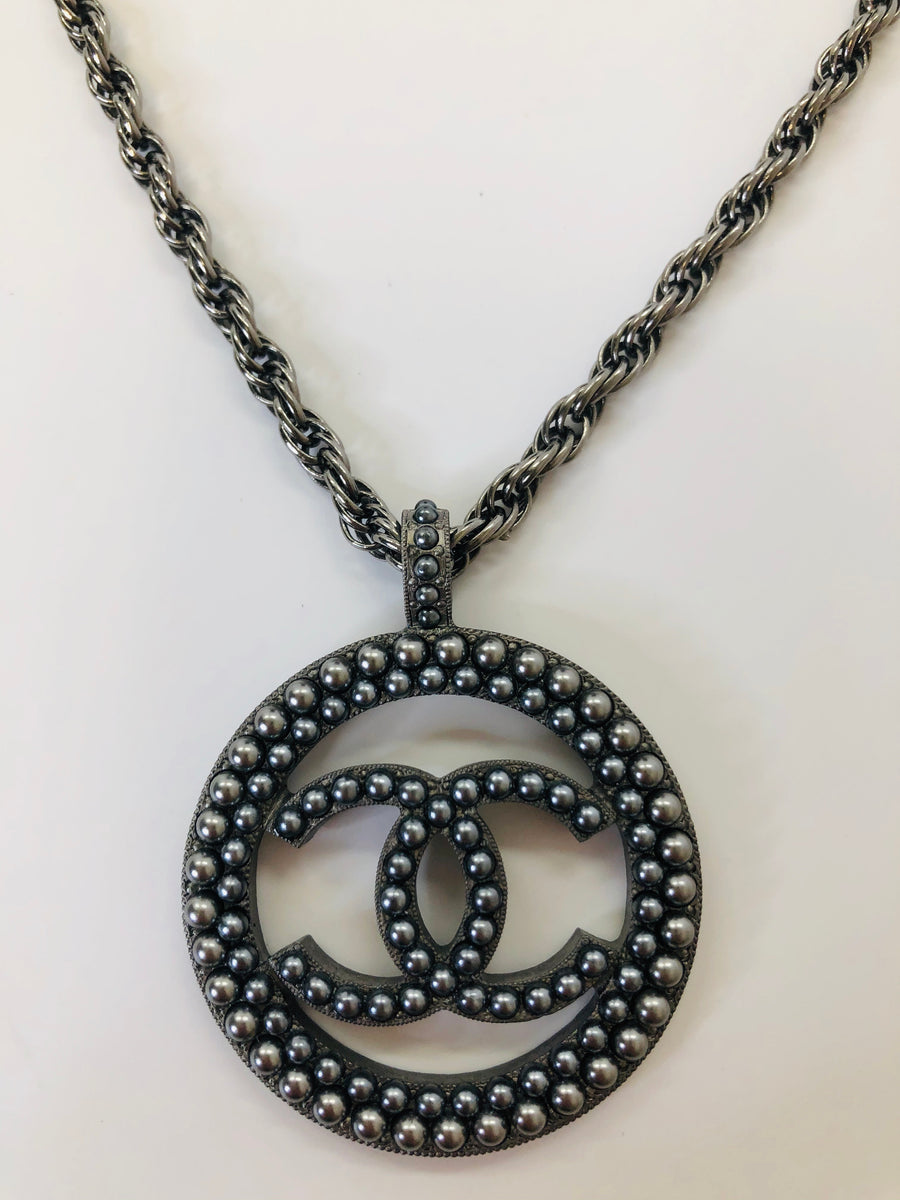 CHANEL Large Grey Pearl Pendant Necklace – JDEX Styles