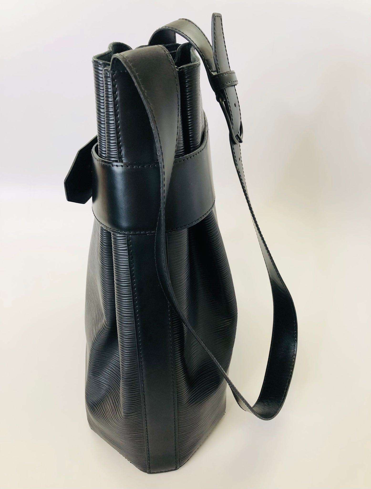 Louis Vuitton Grenel Diagonal push lock Shoulder Bag Epi Noir