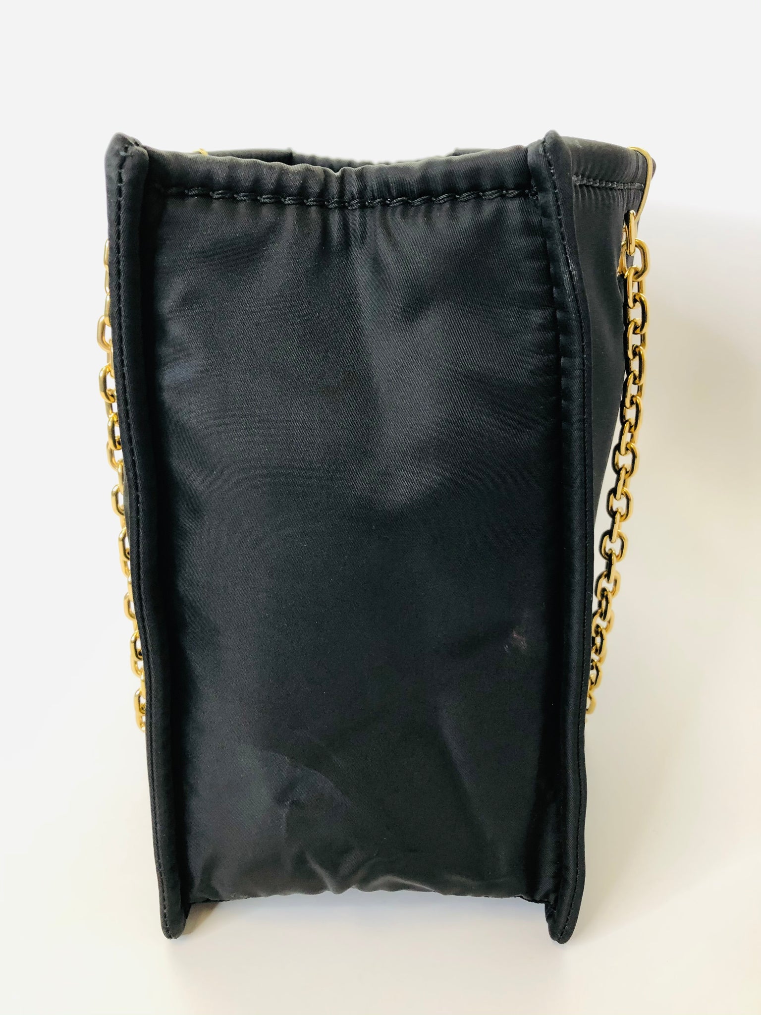 BLACK SHOULDER BAG WITH GOLD CHAIN