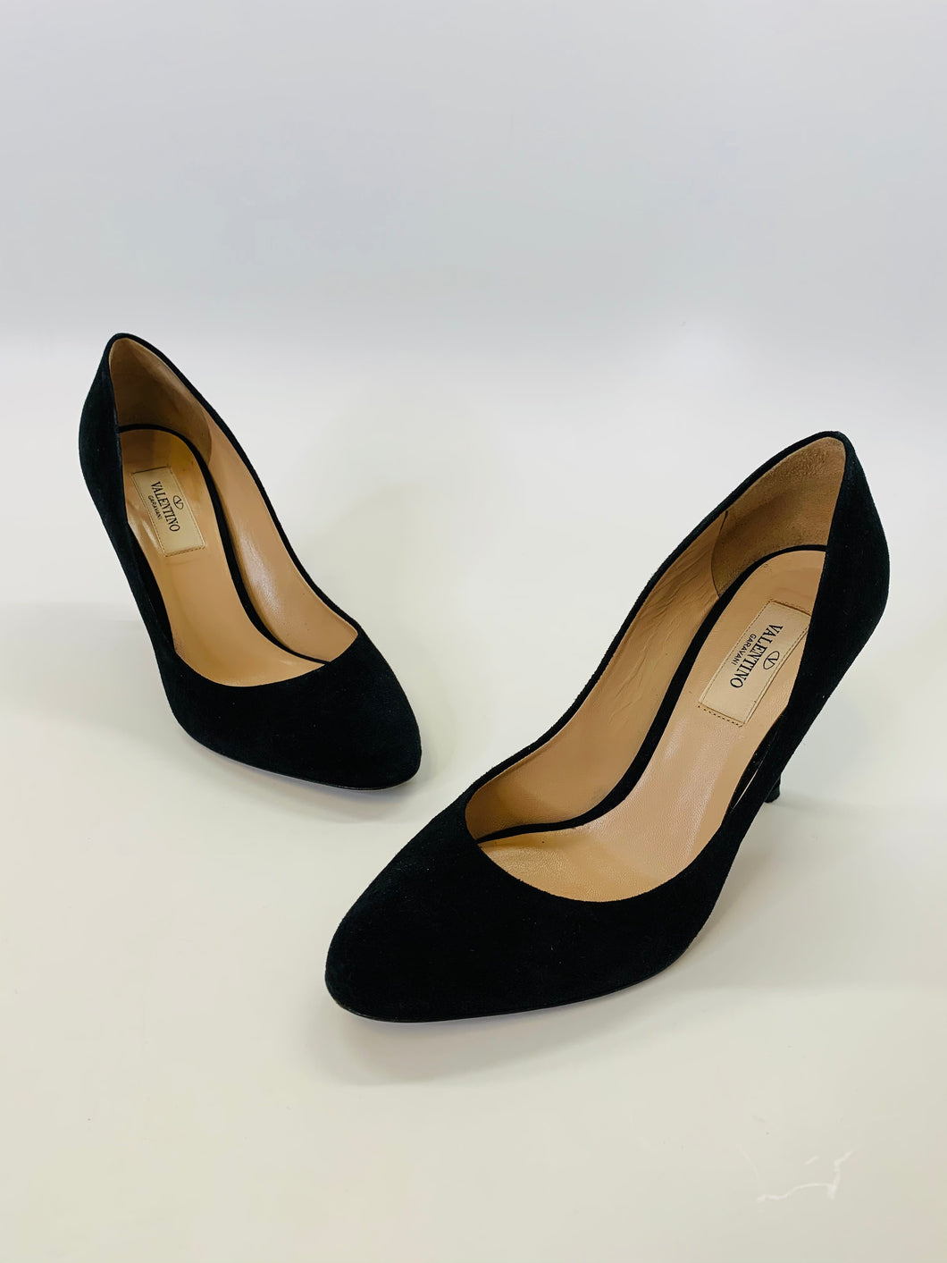 Black sales round pumps