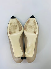 Load image into Gallery viewer, CHANEL Grey and Black Pumps Size 40